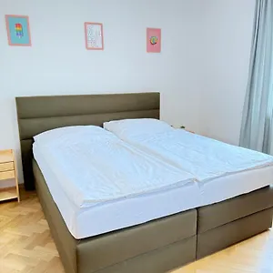 Familyvilla, New 4 Luxury Big Apartments, Parking Praha